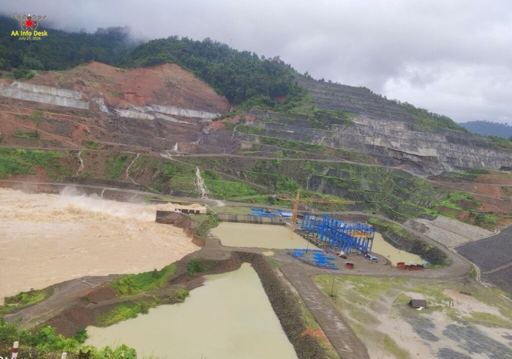 စိုးရိမ်ရေမှတ်ကျော်လွန်နေတဲ့ သူဌေးချောင်းရေအားလျှပ်စစ်စီမံကိန်နေရာအားတွေ့ရစဉ်။AAInfo Desk