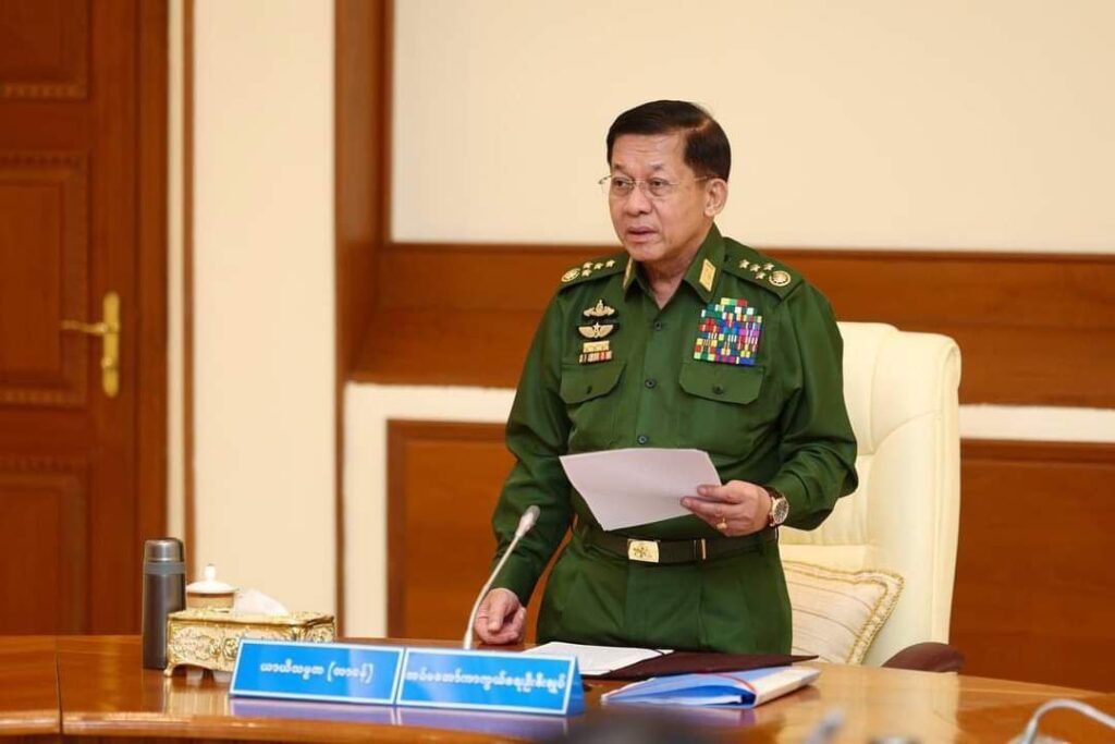 ပုံ၊စာ။ယာယီသမ္မတနေရာမှာ နေရာယူပြီး ကာလုံအစည်းအဝေးကိုကျင်းပခဲ့တဲ့ စစ်ခေါင်းဆောင် မင်းအောင်လိူင်ကို မြင့်တွေ့ရစဉ်။CINCDS