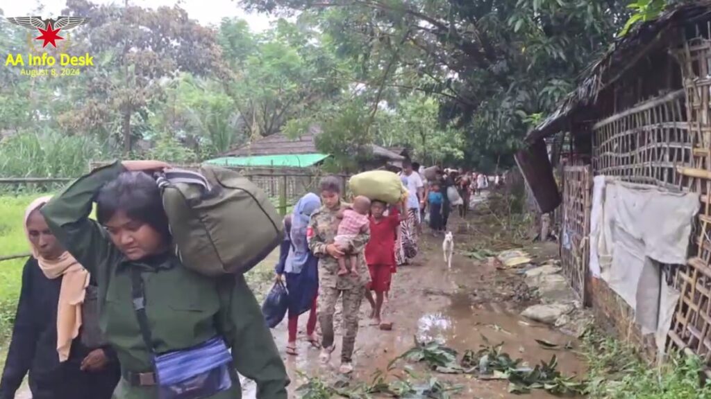 ပုံ၊ အာရက္ခတပ်တော် အေအေ ကကယ်ထုတ်ထားတဲ့ မွတ်ဆလင်ဒေသခံများတွေ့ ရစဉ်။