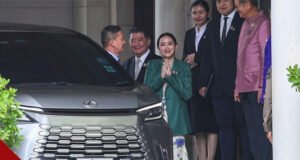 ဝန်ကြီးချုပ် ရာထူးကို ဆိုင်းငံ့ခံရပြီးနောက် မစ္စပေတောင်တန် အစိုးရအိမ်တော်က ထွက်ခွာ