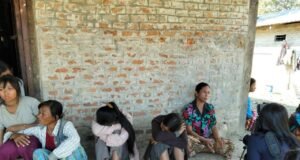 ရခိုင်က စစ်သုံ့ပန်းတွေထားတဲ့ နေရာ စကမ လေကြောင်းတိုက်ခိုက်မှု သုံ့ပန်း ၂၀ ကျော်သေ ၃၀ ကျော်ဒဏ်ရာရ