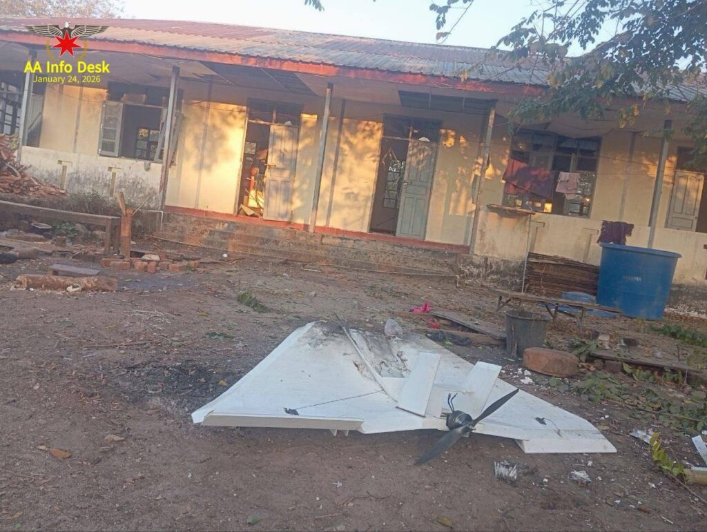 ဓာတ်ပုံ- ၂၀၂၆ ခုနှစ်၊ ဇန်နဝါရီလ (၂၄) ရက်နေ့တွင် ကျောက်ဖြူမြို့နယ် ဇင်ချောင်းတိုက်နယ်၊ မူရွင်းကျေးရွာရှိ၊ အထက်တန်း စာသင်ကျောင်း၌ စစ်ဘေးရှောင်နေကြသော အရပ်သားပြည်သူများအား ဖက်ဆစ် အကြမ်းဖက် စစ်ကော်မရှင်မှ ဒရုန်း၊ ဂျက်ဖိုက်တာတို့ဖြင့် တိုက်ခိုက်မှုကြောင့် သေဆုံးသွားသော အပြစ်မဲ့ပြည်သူများနှင့် စာသင်ကျောင်းပျက်စီးမှုမြင်ကွင်း