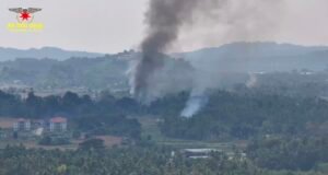 စစ်ကော်မရှင်က လက်နက်ကြီး လေကြောင်း ဆက်တိုက်ပစ်ခတ်မှုကြောင့် ဂွမြို့ပေါ်ရပ်ကွက်က နေအိမ်တွေများစွာပျက်စီး